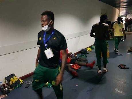 لاعبو فيتا كلوب مغمى عليهم أمام غرفة تبديل الملابس في مباراة سيمبا